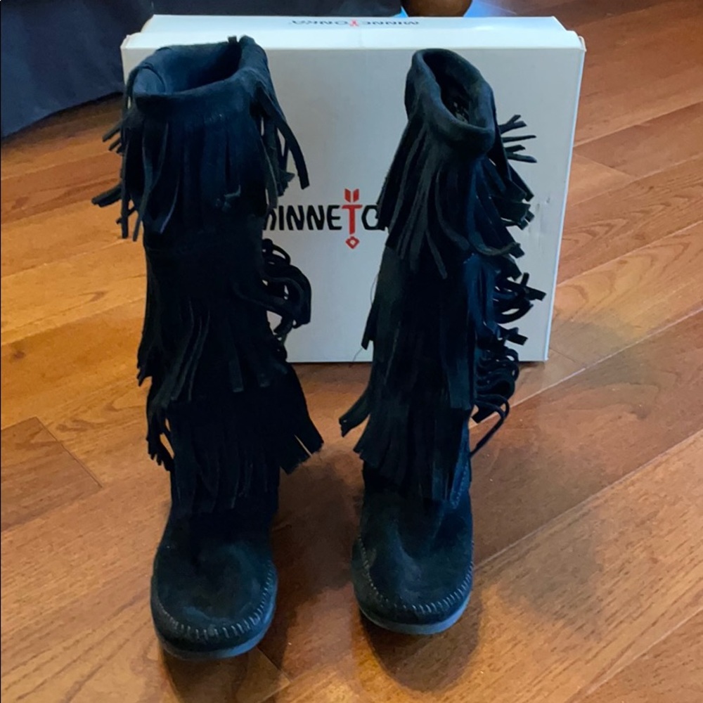 Minnetonka Fringe Boots size 7 - Picture 3 of 7